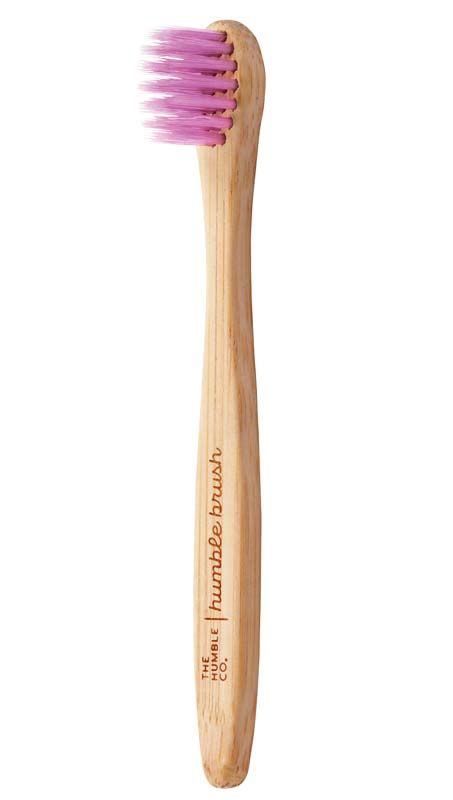 Humble Brush Baby Zahnbürste mit lila Ultrasoft-Borsten und Holzgriff.