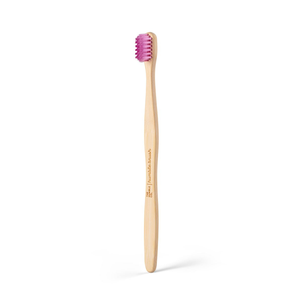 Humble Brush Zahnbürste mit lila sensitivem Borstenkopf und Bambusgriff.