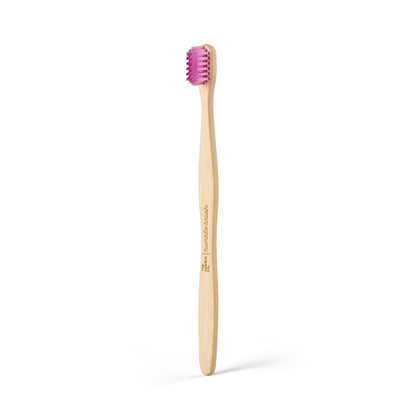 Humble Brush Zahnbürste mit lila sensitivem Borstenkopf und Bambusgriff.