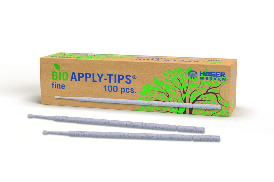 Bio Applikationsstäbchen blau fein 1,9mm vor Verpackung mit grünem Aufdruck.