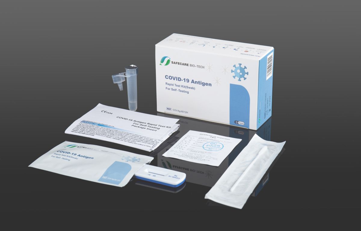 Safecare Antigen Schnelltest-Set mit Verpackung, Testkassette und Zubehör.