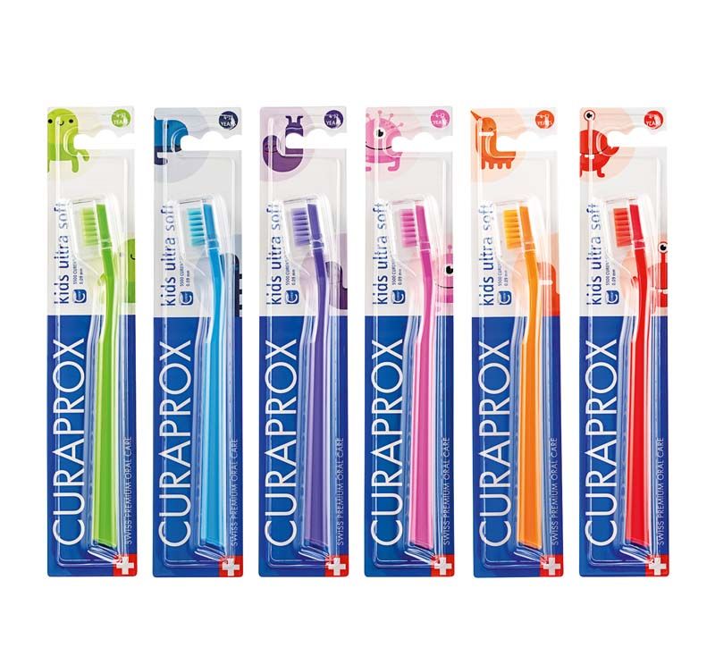 CURAPROX Kinderzahnbürsten CS ultra soft in bunter Verpackung, Set aus sechs Stück.