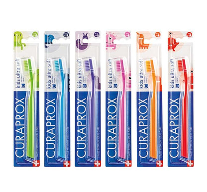 CURAPROX Kinderzahnbürsten CS ultra soft in bunter Verpackung, Set aus sechs Stück.