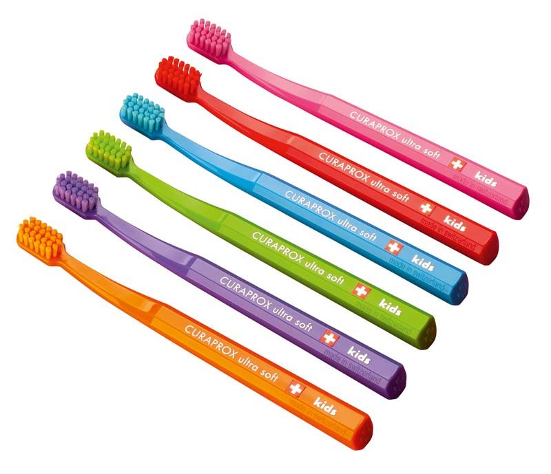 Sechs CURAPROX Kinderzahnbürsten CS ultra soft in verschiedenen Farben.