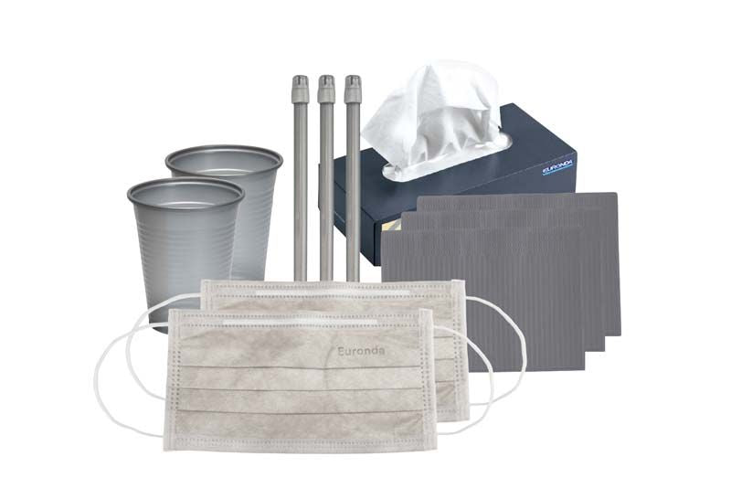 Monoart Dentalkit mit Becher, Tupfer, Masken und grauen Unterlagen.