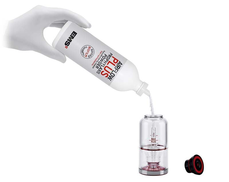 AIRFLOW® PLUS Pulver in Aluminiumflasche wird in Behandlungsgerät gefüllt.