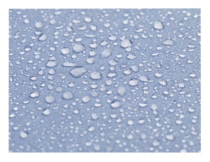 Hellblaues OP-Abdecktuch SOFTESSE mit Wassertropfen auf der Oberfläche.