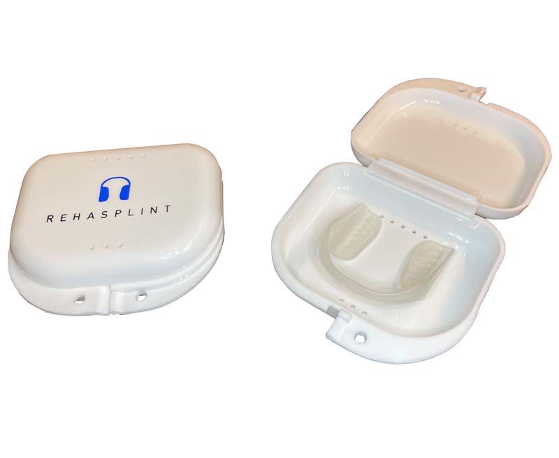 RehaSplint medium Aufbissschiene in geöffneter Kunststoffbox.