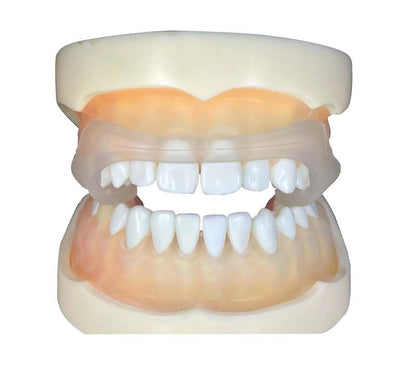 RehaSplint medium Aufbissschiene auf einem Zahnarztmodell gezeigt.