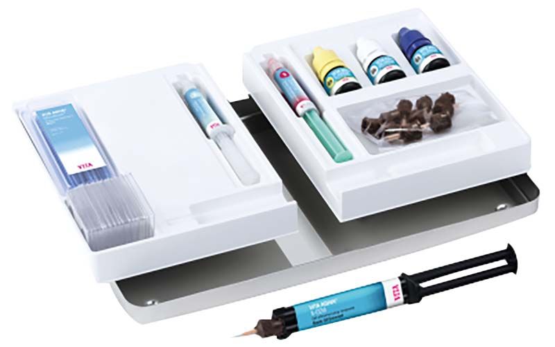 VITA ADIVA® SELF-ADHESIVE Luting Set bestehend aus Spritzen und Fläschchen in Box.