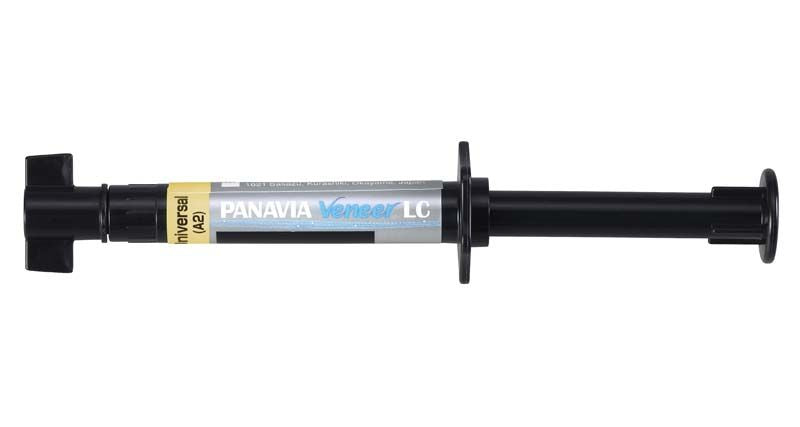 Lichthärtende PANAVIA™ Veneer LC Paste Universal A2 in Spritze.