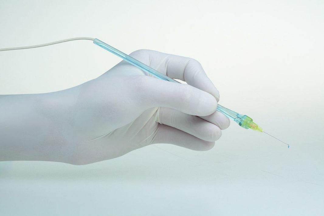 Zahnärztliches Handstück "The Wand™ STA" ohne Kanülen in Hand gehalten.