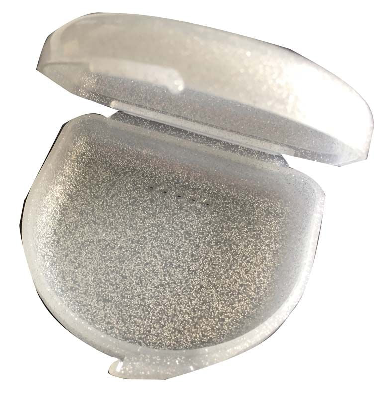 Geöffnete Dento Box I Glitzersilber mit Lüftungsöffnungen.