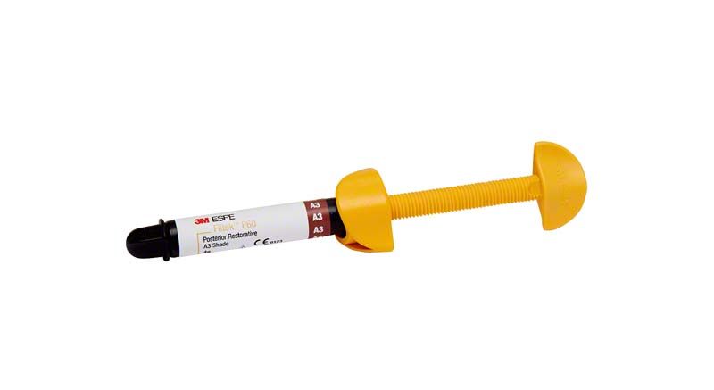 Filtek P 60 Spritze A3 mit gelbem Applikator und Verschlusskappe.