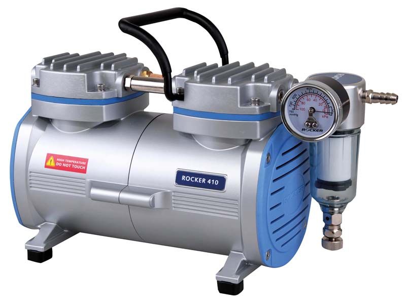 Vakuumpumpe Rocker 410 mit Manometer und Tragegriff auf weißem Hintergrund