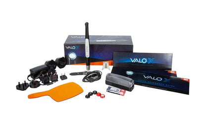 VALO™ X Kit mit Zubehör, Ladegerät und Schutzschild auf weißem Hintergrund.