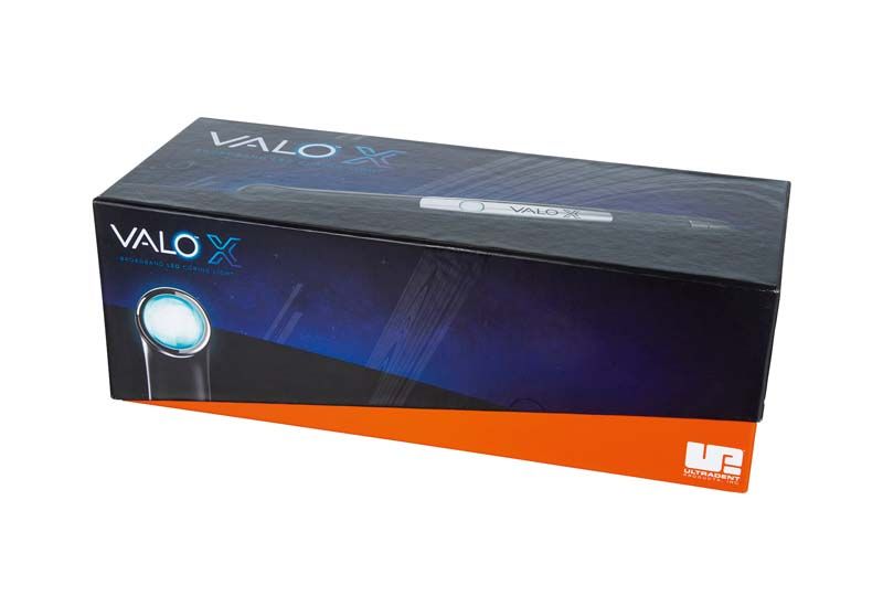 VALO™ X Kit Verpackung mit Abbildung der Polymerisationslampe und Logo.