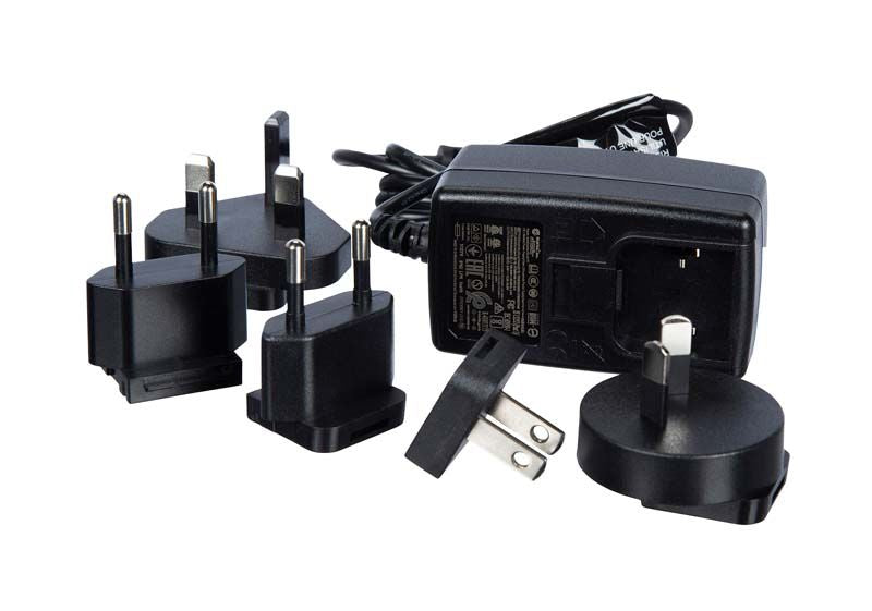 VALO™ X Netzgerät mit mehreren Universalsteckern auf weißem Hintergrund