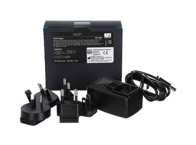 VALO™ X Netzgerät mit drei verschiedenen Universalsteckern und schwarzem Kabel.