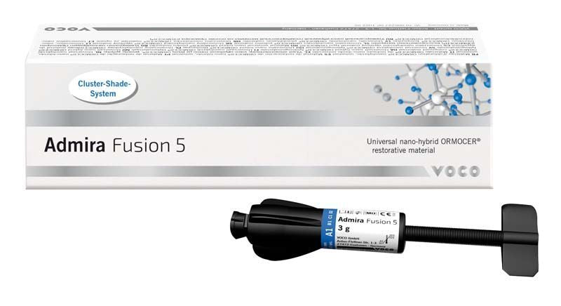 Admira Fusion 5 Spritze A1 vor Verpackung auf weißem Hintergrund.