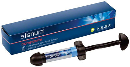 Signum® composite Dentine DA2 Spritze vor blauer Verpackung von Kulzer.