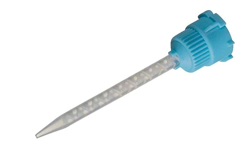 Lange blaue Mischkanüle für dentalen Automix-Einsatz.