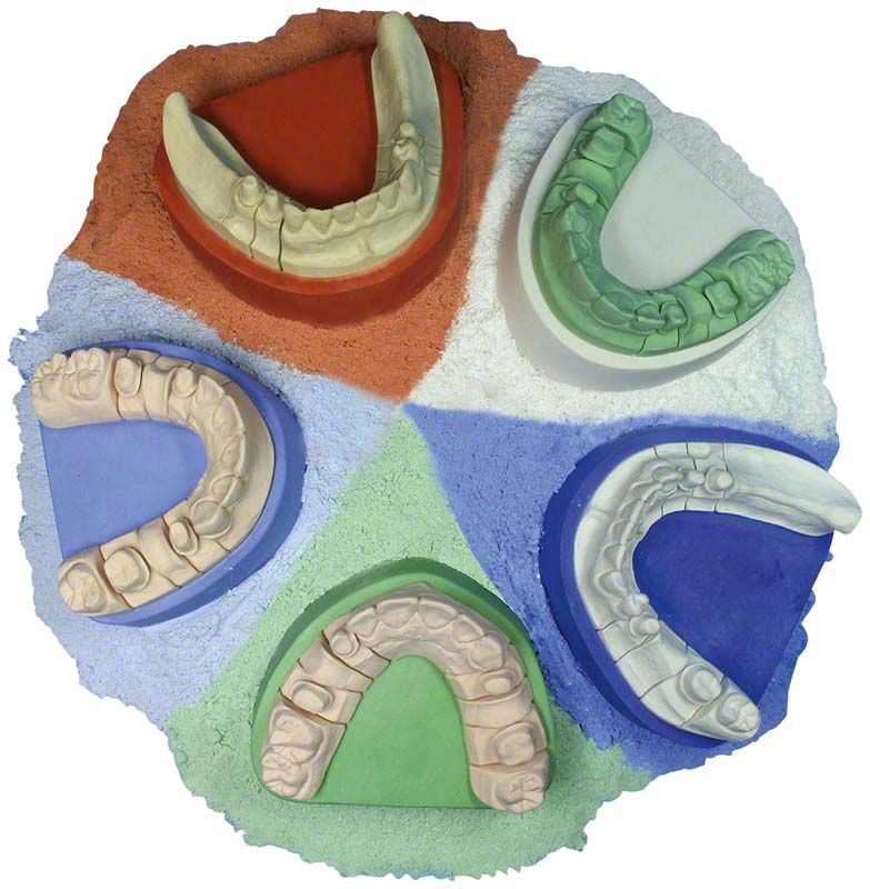 Sockelgips Flüssig blau mit dentalen Abdrucken in verschiedenen Farben.
