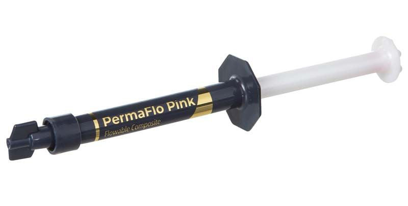 PermaFlo Spritzen Pink mit Fokus auf die Spritzenspitze und Beschriftung.