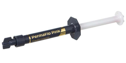 PermaFlo Spritzen Pink mit Fokus auf die Spritzenspitze und Beschriftung.