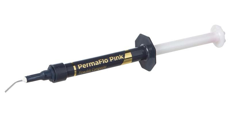 PermaFlo Spritzen Pink mit gebogener Kanülenspitze auf weißem Hintergrund.