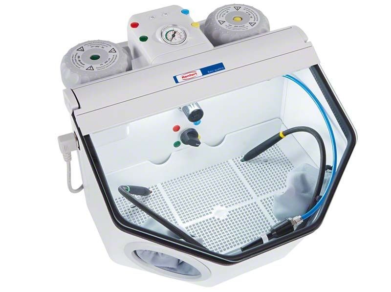 Hochwertiges Feinstrahlgerät Basic quattro für vielseitige Dentalanwendungen.