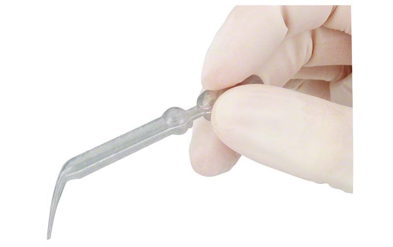 Transparente Twin-Pipetten mit zwei Kammern, gehalten von einer behandschuhten Hand.