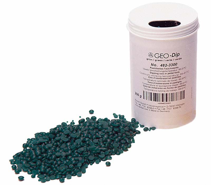 Grün-transparente GEO Dip Wachspellets neben weißem Behälter mit Etikett.