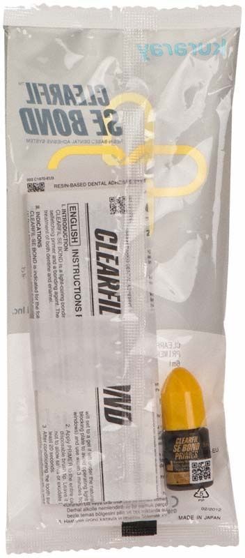 Klar verpackter Clearfil SE Bond Primer mit gelbem Verschluss.