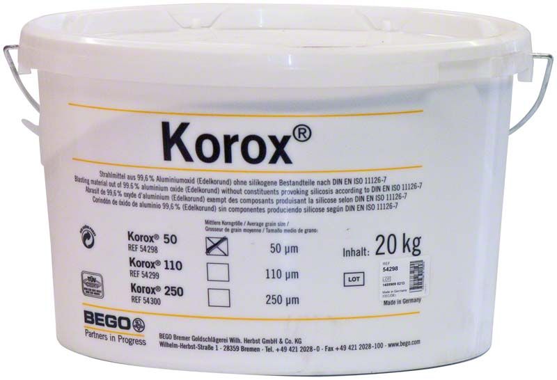 Hochwertiges Strahlmittel Korox® 20kg Eimer mit Produktinformationen.