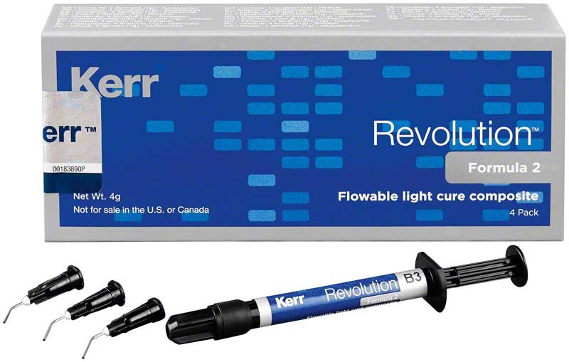 Revolution™ Formula 2 C3 Zahnkomposit in Spritze mit Verpackung im Hintergrund.
