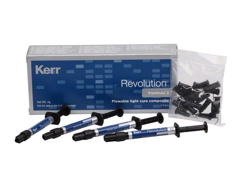 Revolution™ Formula 2 Introkit mit mehreren dentalen Komposit-Spritzen und Zubehör.