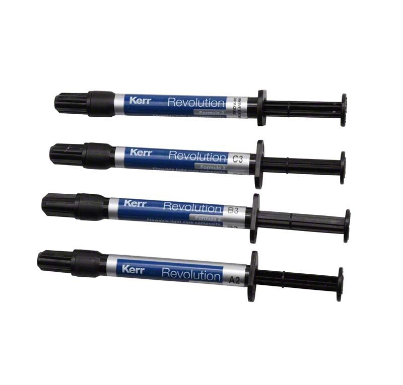 Vier dentalen Komposit-Spritzen Revolution™ Formula 2 in verschiedenen Farbtönen.