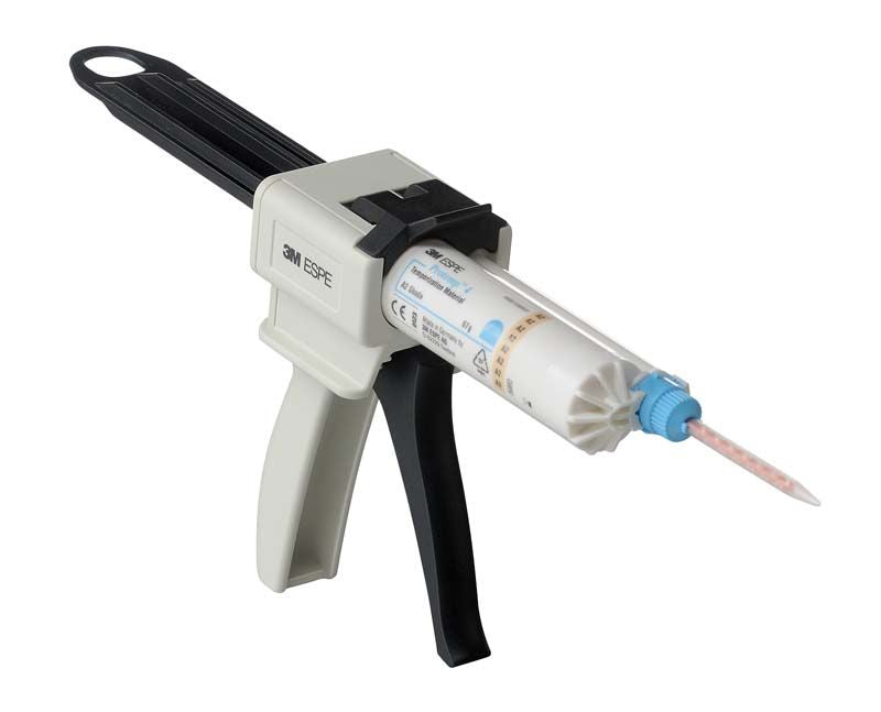 Protemp™ 4 A3,5 Kartusche in Applikationspistole für Zahnrestaurationen.