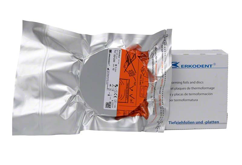 Erkodur Tiefziehmaterial in geöffneter Verpackung mit Kartonhintergrund.