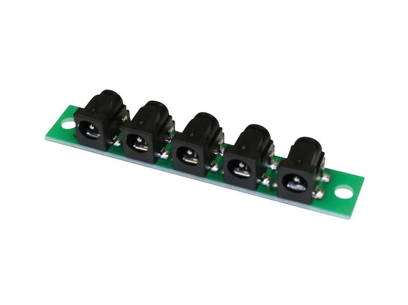 Niedervolt-Verteilerplatine mit fünf schwarzen Anschlussbuchsen.