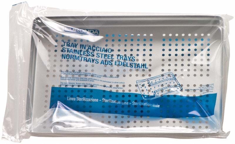 Gelochter Edelstahl-Normtray-Deckel, verpackt in transparenter Kunststofffolie.