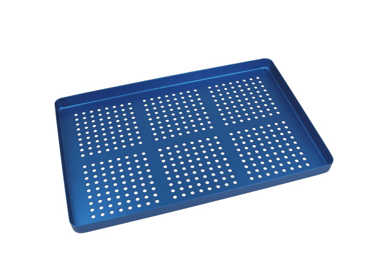 Aluminiumtray Boden blau gelocht, ideal für Dentalanwendungen.