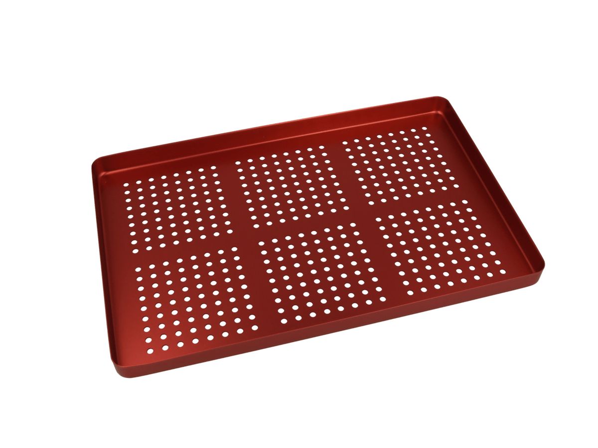 Roter gelochter Aluminiumtray für Dentalinstrumente, Größe 18x28 cm.