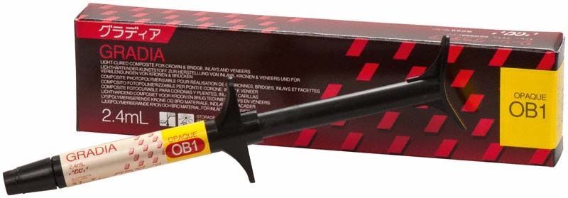 Schwarze Spritze mit Gradia Opaque OB1 vor roter Verpackung.