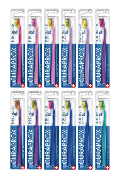 Zwölf CURAPROX Handzahnbürsten ultra soft in verschiedenen Farben in Verpackungen.