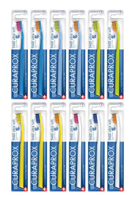 Zwölf CURAPROX ultra soft Zahnbürsten in verschiedenen Farben in Blisterverpackungen.