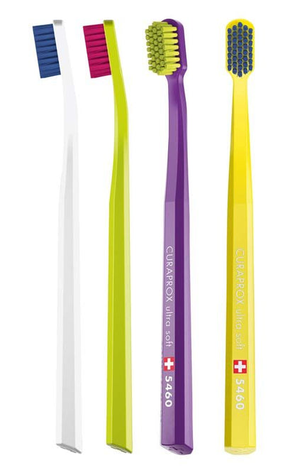 Vier CURAPROX Handzahnbürsten ultra soft in verschiedenen Farben und Borstenkombinationen.