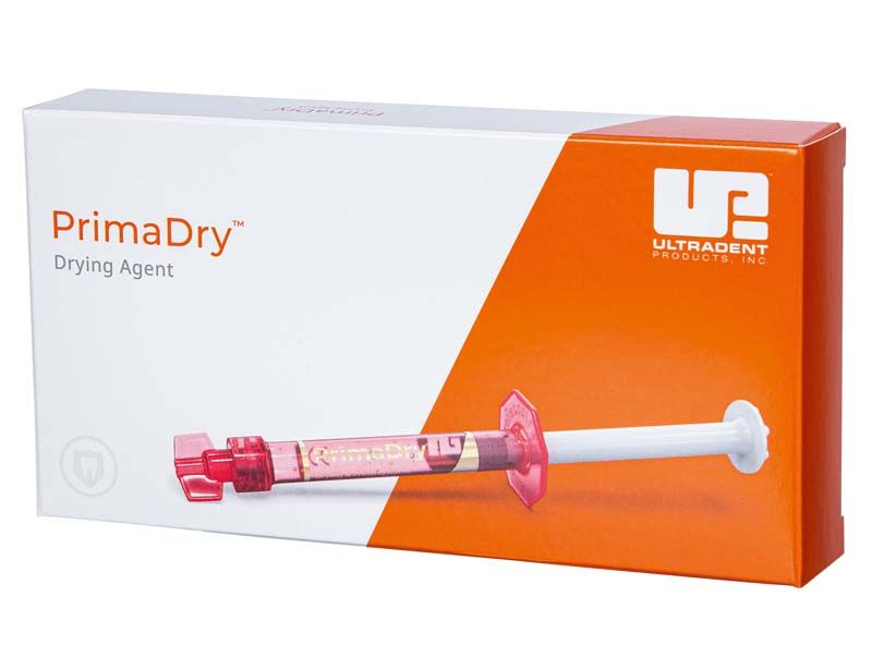 Rote PrimaDry-Spritze vor weiß-orangefarbener Verpackung mit Ultradent-Logo.
