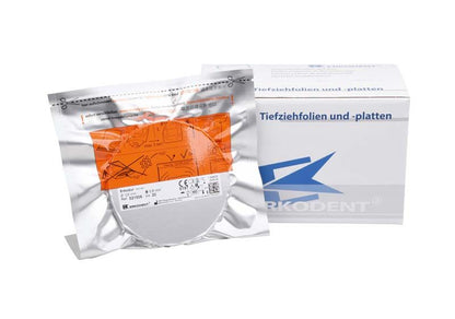 Erkodur Tiefziehfolien in klarer Verpackung vor Produktkarton.